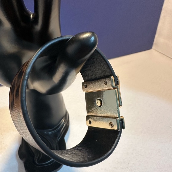 Animal Print Bracelet with Gold Metallic Closure - Picture 4 of 8